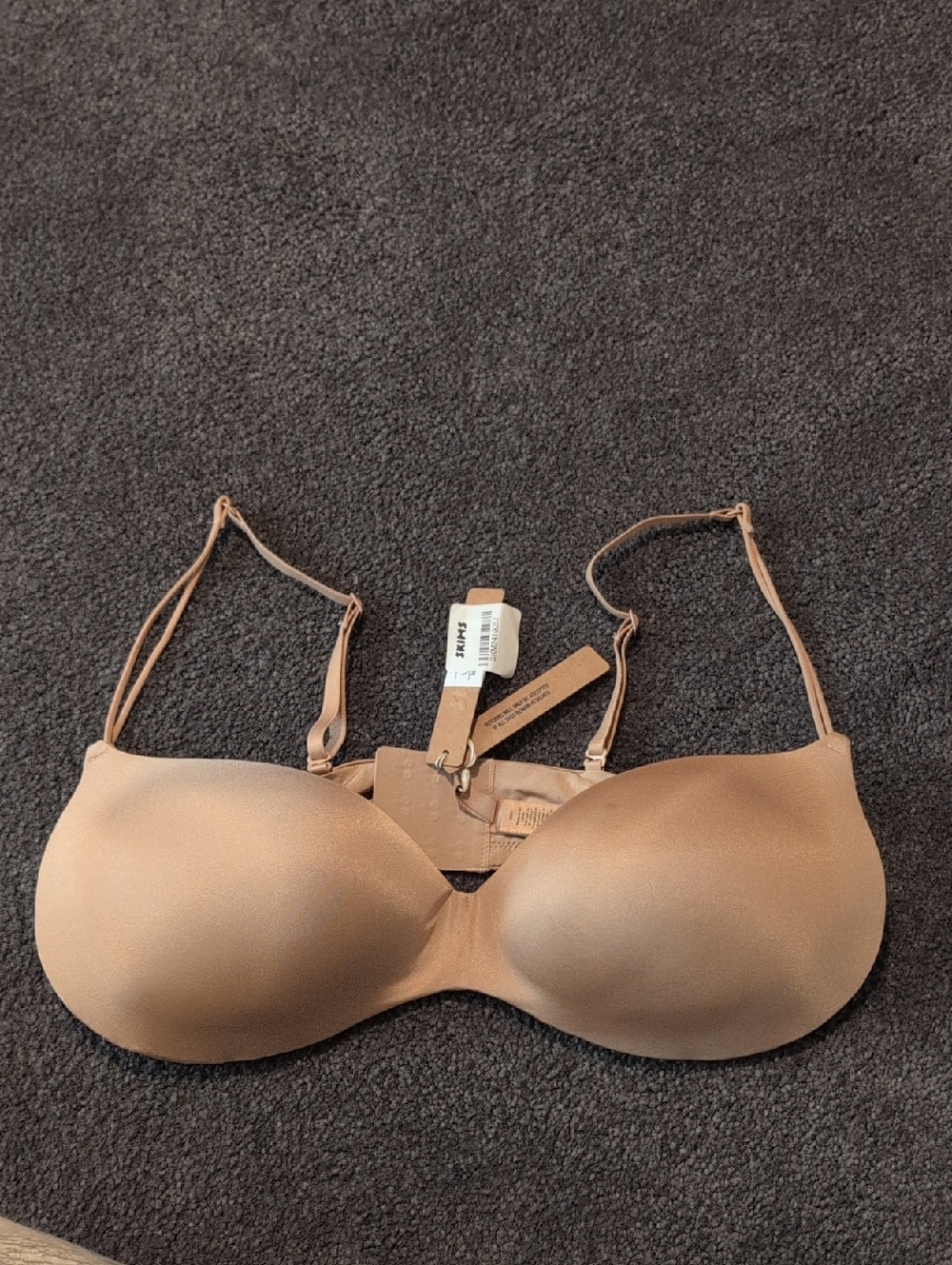 SKIMS Strapless Convertible Bra in Tan